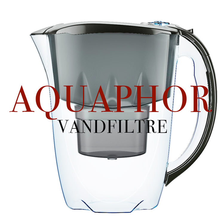 En gennemsigtig vandfilterkande med sort låg og hank og med ordene "AQUAPHOR VANDFILTRE" i store røde og sorte bogstaver på forsiden.