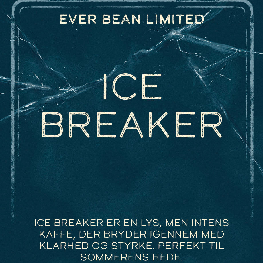 En mørk blågrøn plakat med et design af knust is, "EverBean Limited" øverst og "ICE Breaker ICED Coffee (b)" med fed skrift. Dansk tekst fremhæver denne limited edition arabica som en let, men intens iskaffe til varme sommerdage.