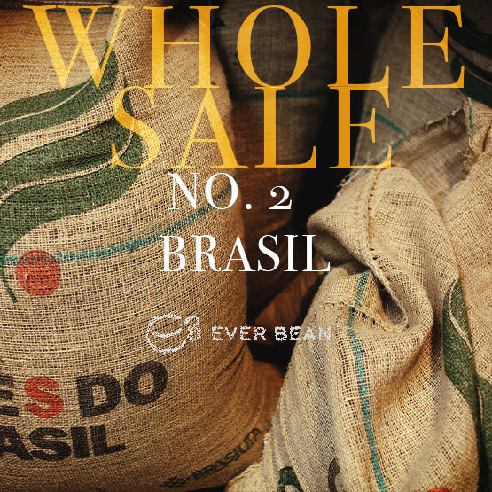 Jutesække mærket "Brasilien" stablet sammen med en fed gul tekst, hvor der står "WHOLESALE No. 02 - Brasilen (øko) (w)" og EverBean Wholesales logo - med hele Arabica kaffebønner fra Brasilien.