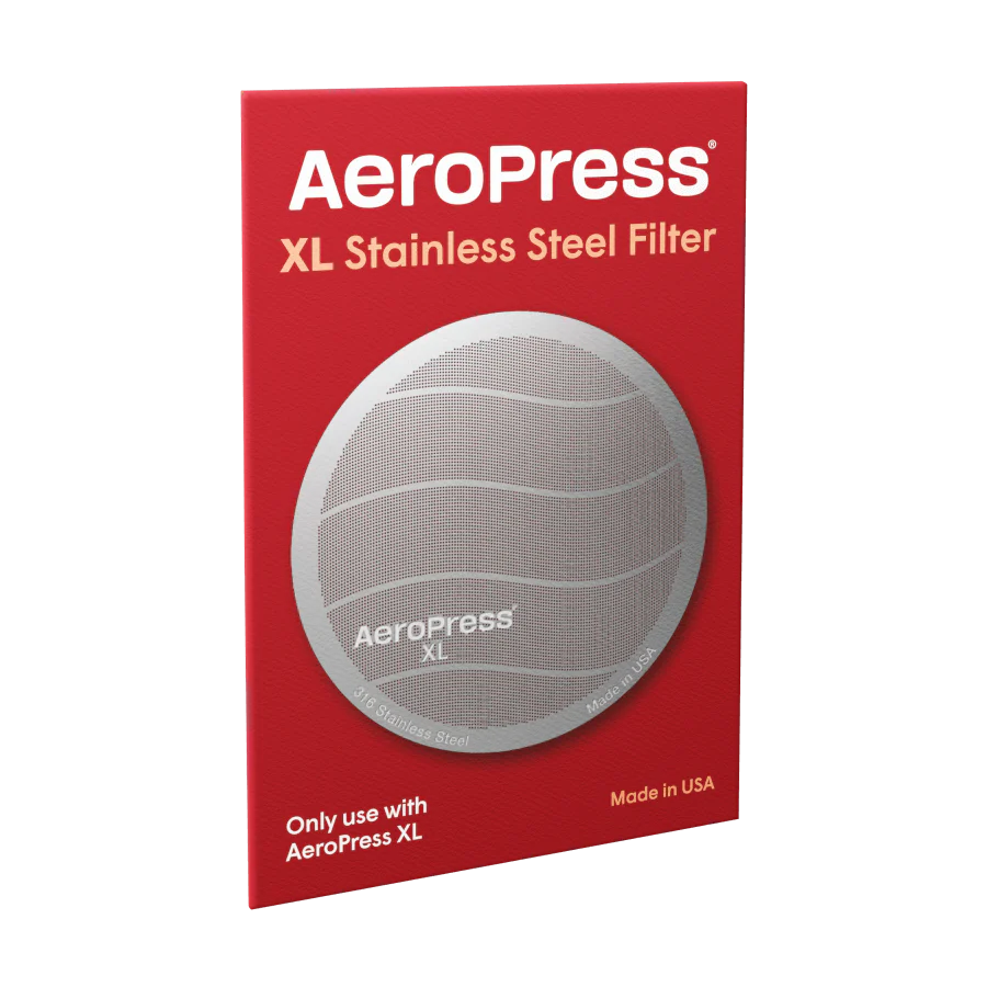 AeroPress Metalfilter XL fra Aeropress kommer i rød emballage. Den er lavet af rustfrit stål 316 og har et billede af det runde filter med bølgede linjer. Designet til AeroPress XL og perfekt til kaffeentusiaster, den er lavet i USA.