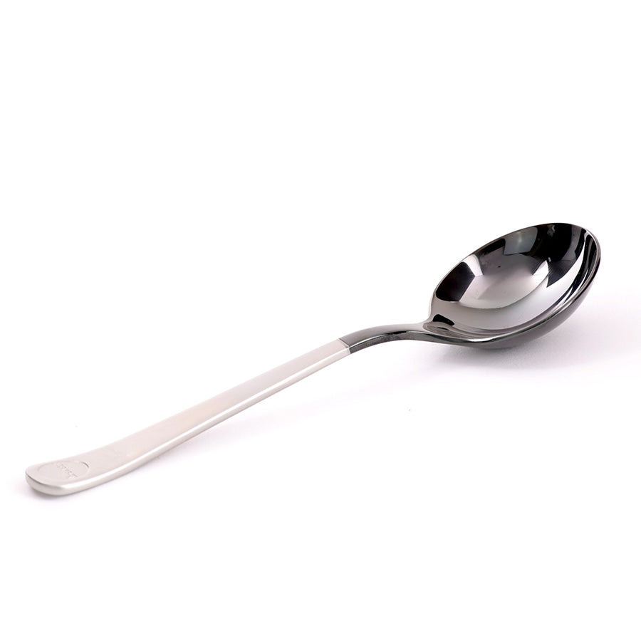 En slank Brewista Professional Cupping Spoon (Titanium - Sort) med et langt håndtag og dyb skål er sat mod en almindelig hvid baggrund.