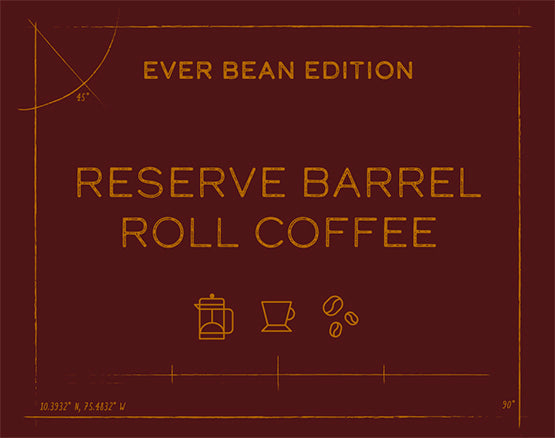 En brun etiket med guldtekst siger "EverBean Limited, Emblematic Barrel Roll (w)." Ikoner af en French press, en kop og tre bønner antyder colombiansk kaffe. Små koordinater og målemærker dekorerer hjørnerne.