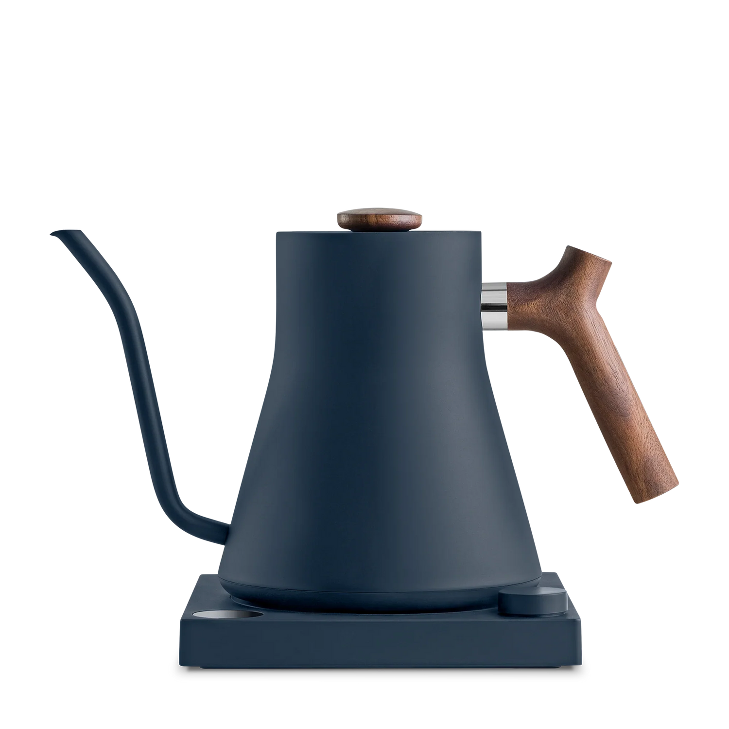 En slank, mørkfarvet elkedel med træhåndtag og -knop, hvilende på en matchende base. Elkedlen har en smal tud designet til præcis hældning. Det minimalistiske design blander moderne og rustikke elementer.
