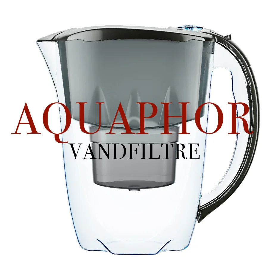 En gennemsigtig vandfilterkande med sort låg og hank og med ordene "AQUAPHOR VANDFILTRE" i store røde og sorte bogstaver på forsiden.