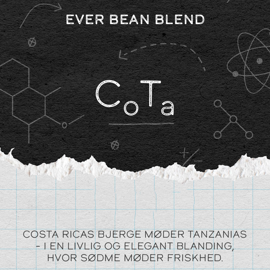 På en kaffeetiket i kridttavlestil står der "CoTa" og "EverBean". Nedenfor, på dansk: "Costa Rica kaffe møder Tanzania kaffe - i en livlig og elegant kaffeblanding, hvor sødme møder friskhed.