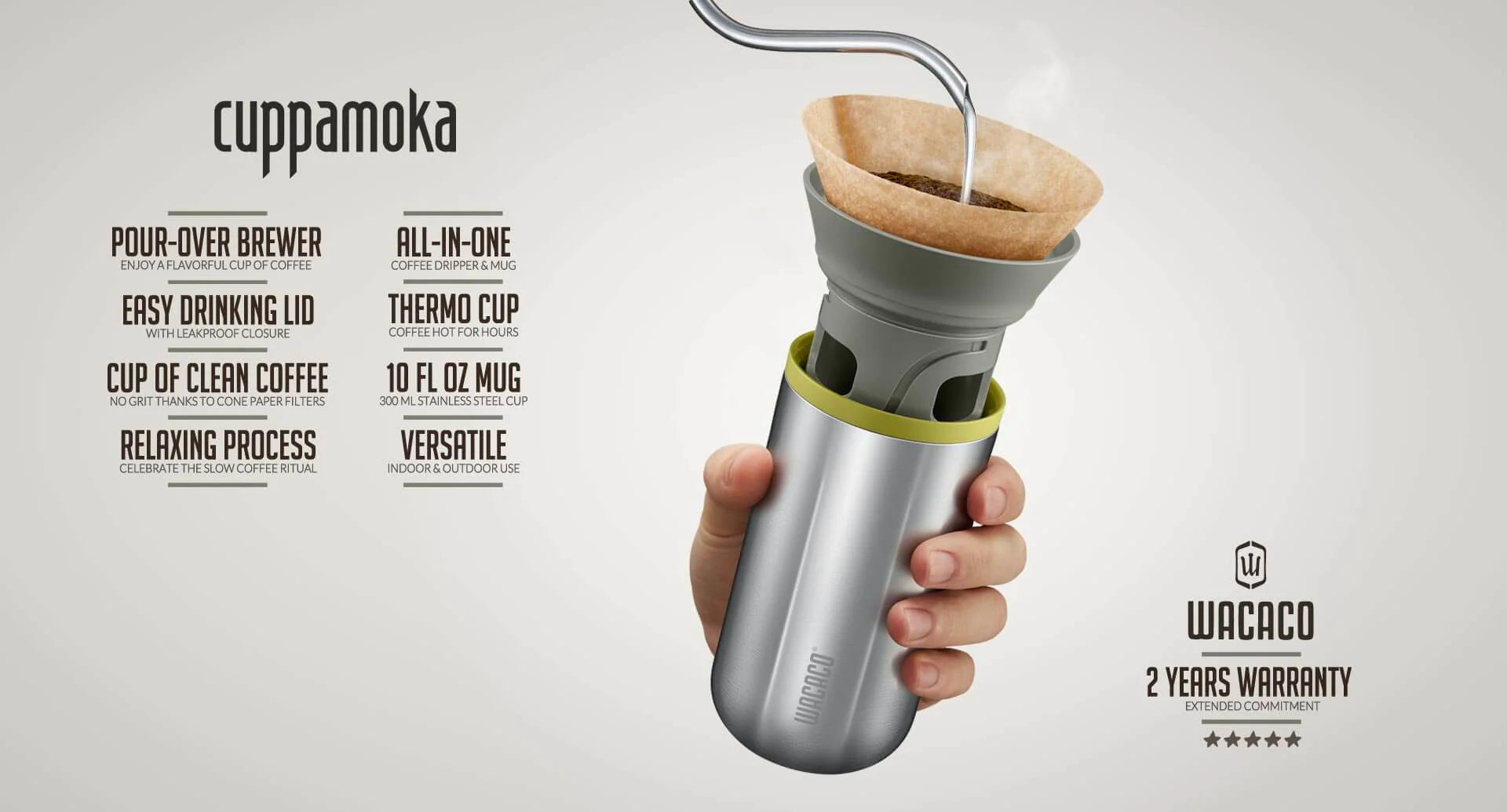 En hånd holder Wacaco Cuppamoka, en slank sølvfarvet pour-over-kaffemaskine med metalsugerør og papirfilter. Varmt vand hældes i. Funktionerne omfatter et låg, der er let at drikke, en termokop og 2 års Wacaco-garanti - i bærbar kaffebrygger.