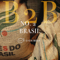 Nærbillede af kaffesække i jute mærket "BRASIL" med grønne/røde motiver. I guldtekst står der "No. 02 - Brasilen (øko) (b)," med Arabica bønner og lav syrlighed. Nederst står der "EverBean Business" med hvid tekst.