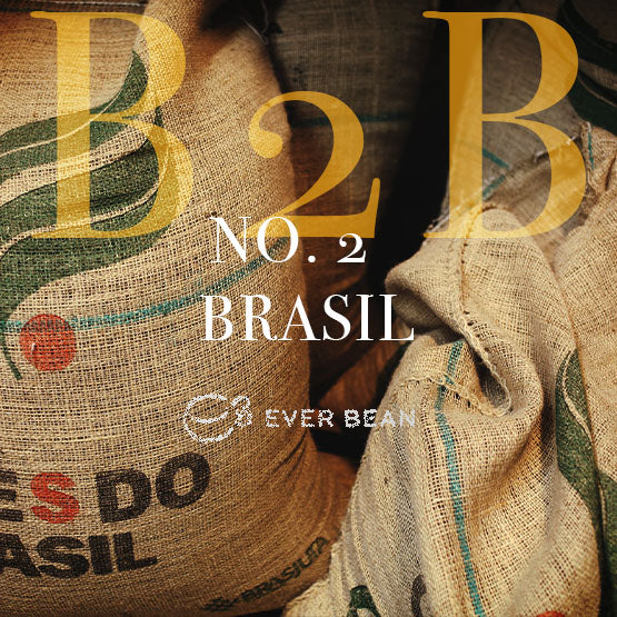 Nærbillede af kaffesække i jute mærket "BRASIL" med grønne/røde motiver. I guldtekst står der "No. 02 - Brasilen (øko) (b)," med Arabica bønner og lav syrlighed. Nederst står der "EverBean Business" med hvid tekst.
