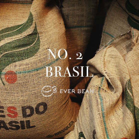 Nærbillede af jutesække mærket "BRASIL" med grøn og rød grafik, der antyder, at de indeholder Single Serve, No. 02 - Brasilen (øko) premium Arabica-bønner fra EverBean ApS. Teksten "NO. 2 BRASIL" og "EVER BEAN" er overlejret.