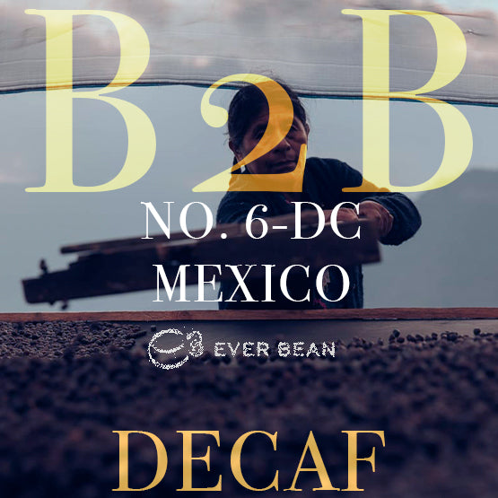 En person håndterer tørring af kaffebønner på en stor, flad overflade. Overlejret tekst lyder: "No. 06-dc - Mexico Decaf, Dark Roast (øko) (b), EverBean Business, koffeinfri kaffe.