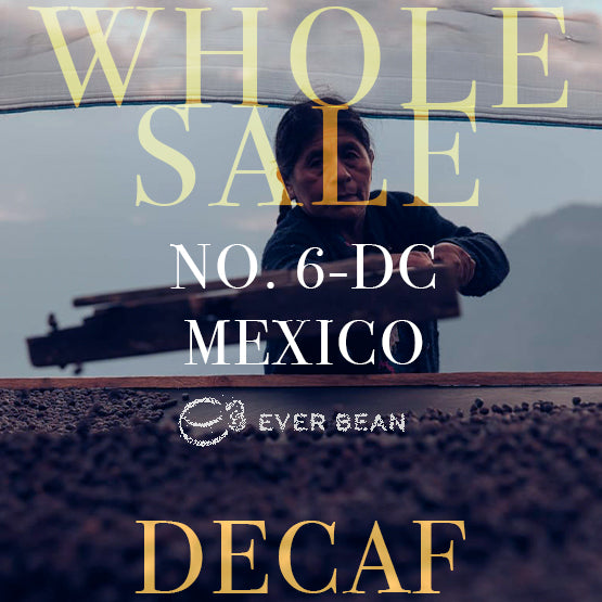 En person spreder hele bønner på et tørrestativ under en baldakin. Overlejret tekst: "EVERBEAN WHOLESALE NO. 06-DC MEXICO DARK ROAST, DECAF (ØKO) (W)." Perfekt til dem, der søger autentisk mexicansk kaffe uden koffein.