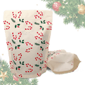 To fødevaregodkendte EverBean Kaffe pose, emballage med ventil stand-up pouches med julemotiver af sukkerrør, kristtjørn og fyrretræsgrene - den ene stående, den anden liggende. Juletræsgrene og pynt pynter i baggrunden.