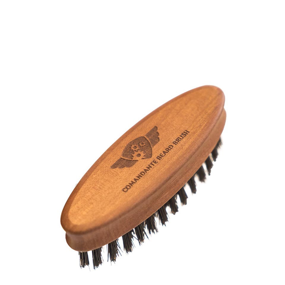 Comandante-skægbørsten #3, lavet af olieret bøgetræ og naturlige ornebørster, er vist. Håndtaget viser et indgraveret logo med "Comandante Beard Brush" mod en hvid baggrund.