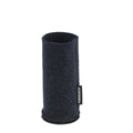 Comandante C40 Filt Sleeve i antracit er en høj, cylindrisk organizer med en Kashmir-designcharme og et lille sort mærke med hvid tekst. Denne stilfulde genstand, fra mærket Comandante, står elegant oprejst på en almindelig hvid baggrund og smelter sammen form og funktion.