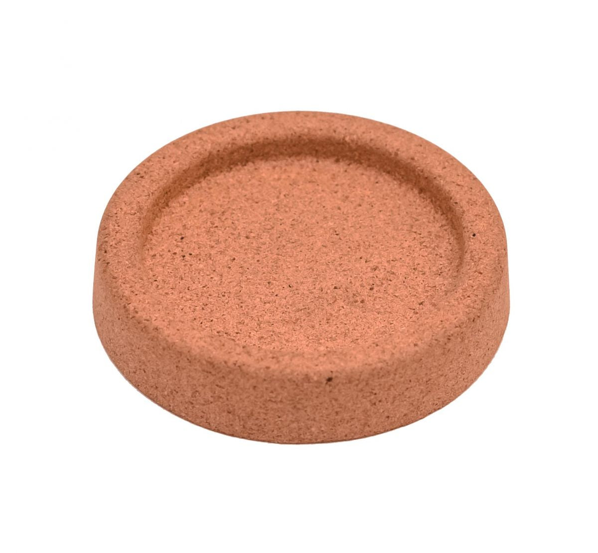 Joe Frex's Stamper Station, lavet af rund genanvendt kork, har en glat overflade og hævet kant. Det er elegant fremvist ovenfra på en hvid baggrund.