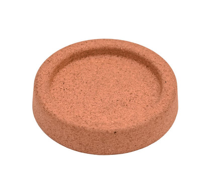 Joe Frex's Stamper Station, lavet af rund genanvendt kork, har en glat overflade og hævet kant. Det er elegant fremvist ovenfra på en hvid baggrund.