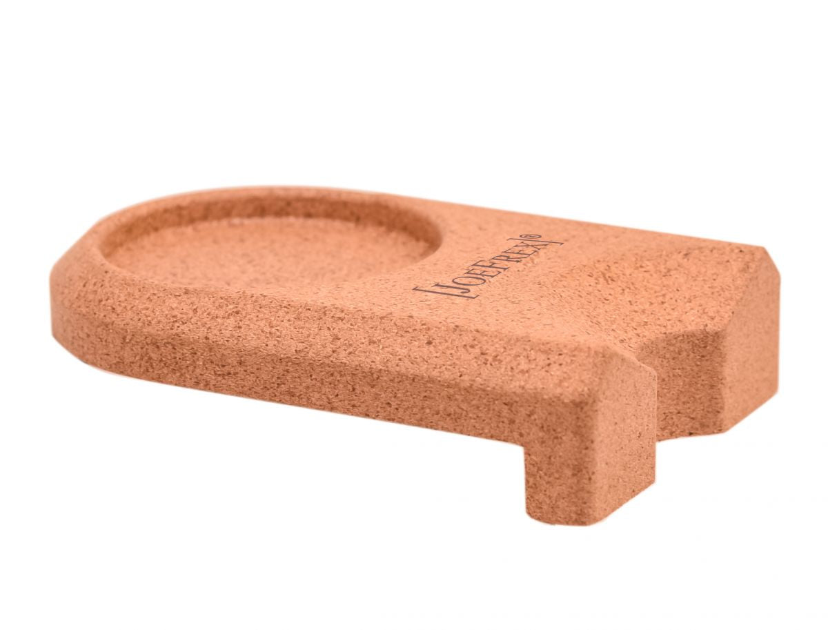 Joe Frex Stamper Station, der er lavet af genanvendt kork, har en cirkulær rille og indgraveret logo til sikkert at holde et keramisk grillpandehåndtag. Den teksturerede, naturlige finish komplementerer køkkenindretningen og fremhæver dens status som et miljøvenligt produkt.