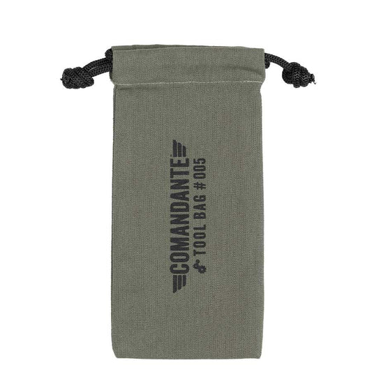 Comandante Toolbag #5 er en grøn bomuldskanvas med snoretræk og "COMANDANTE TOOL BAG #005" i sort på forsiden - ideel til opbevaring af din kaffegrej.