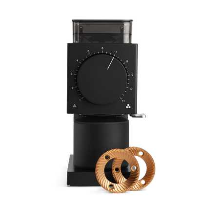 Fellow Ode Brew Gen 2 Kværn, i sort, har et slankt moderne design med en stor indstillingsskive. Den har to kobberfarvede Gen 2 Brew Burrs foran og bruger antistatisk teknologi til en effektiv og pæn kaffebryggemetode.