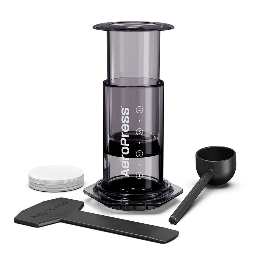 Aeropress Original kaffebrygger fra Aeropress indeholder kammer, stempel, øse, omrører og runde papirfiltre - alt, hvad du skal bruge til en perfekt kaffeoplevelse - arrangeret på en hvid baggrund.