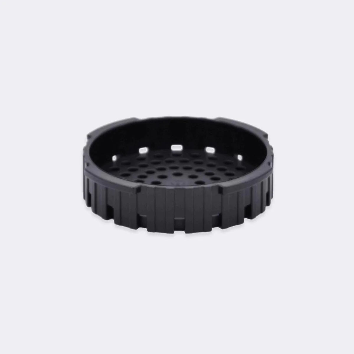 AeroPress, Filterholder til Aeropress Original fra Aeropress er en sort, rund plastgenstand med en hul midte og cirkulære perforeringer i bunden. Dens let hævede kanter har rillede linjer, der ligner en stor åben hætte eller lavvandet kurv til kaffefiltre.