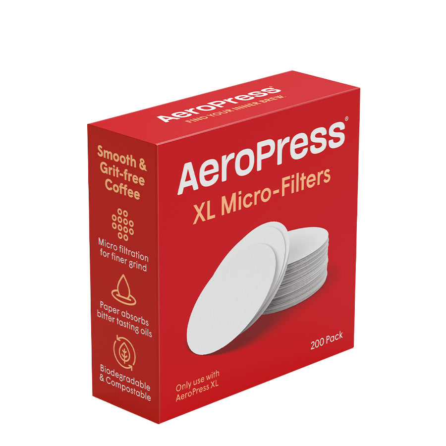 En rød æske med påskriften "Aeropress, Filtre" fra Aeropress indeholder runde, hvide kaffefiltre, der giver en glat, kornfri kaffe. De bionedbrydelige papirfiltre kommer i en pakke med 200 stk. og er designet til brug med AeroPress XL.
