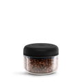 Fellow Atmos Vakuum Beholder by Fellow er en klar rund beholder til opbevaring af kaffebønner med sort låg og centerknop. Denne lufttæt kaffedåse fremhæver friskhed og stil, sat mod en almindelig hvid baggrund.