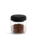 Fellow Atmos Vakuum Beholder fra Fellow er en gennemsigtig krukke fyldt med kaffebønner, forseglet med et sort låg, centralt placeret mod en almindelig hvid baggrund. Den er designet til optimal opbevaring af kaffebønner og til at forhindre oxidation.