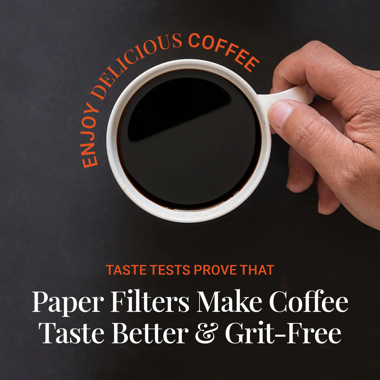 Hånd, der holder en kop sort kaffe fra oven. Teksten lyder: "Nyd lækker kaffe. Smagstests beviser, at AeroPress XL Filterpapir fra Aeropress får din kaffe til at smage bedre og grusfri.