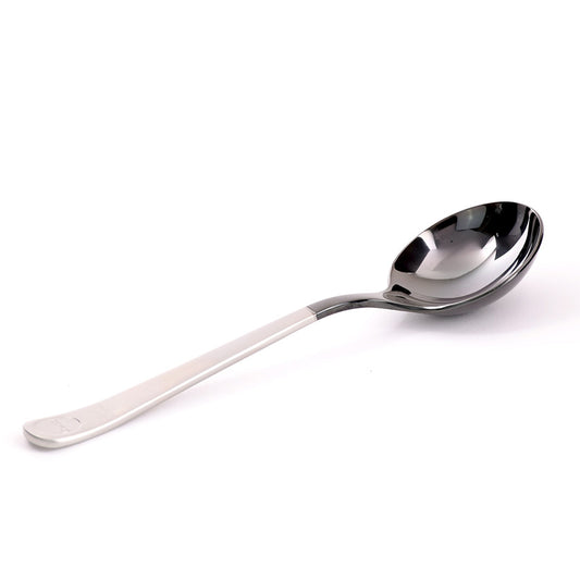 En slank Brewista Professional Cupping Spoon (Titanium - Sort) med et langt håndtag og dyb skål er sat mod en almindelig hvid baggrund.