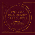 Et brunt firkantet billede med et cirkulært design har teksten "EverBean Single Serve (w) Limited Edition" og udenlandsk tekst, der fremhæver 100 % Arabica-kaffe fra Colombias specialkaffe, sammen med geografiske koordinater.