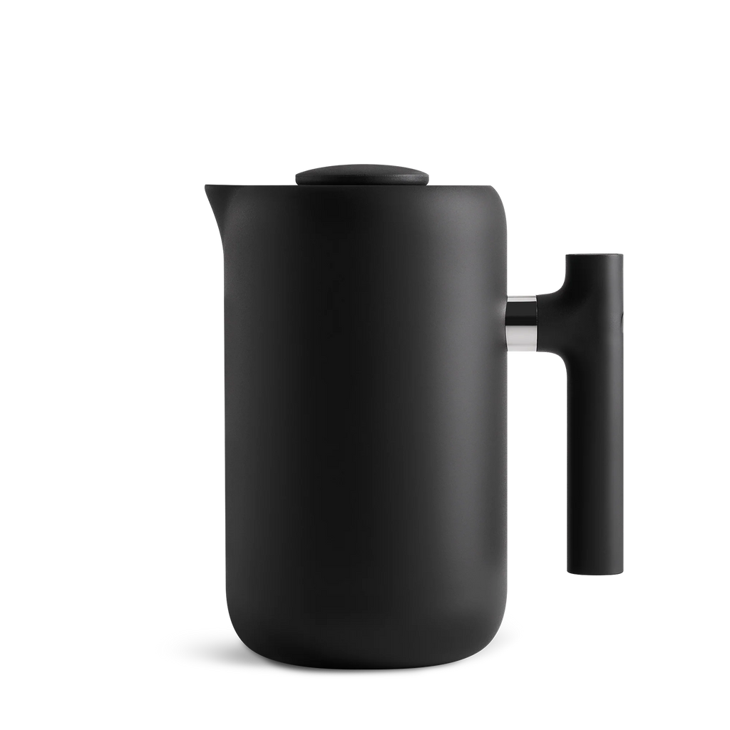 Clara French Press fra Fellow, i et slankt sort design med vakuumisolerede vægge for overlegen varmetilbageholdelse, kan prale af en minimalistisk mat finish og ergonomisk håndtag. Vist mod en sort baggrund fremhæves dens elegante tilstedeværelse yderligere.