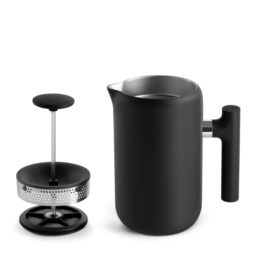 Fellow Clara French Press i mat sort vises med sit slanke moderne design. Den har et cylindrisk håndtag, aftageligt stempel, metallisk base, vakuumisolerede vægge for fremragende varmetilbageholdelse og en tud på hoveddelen.