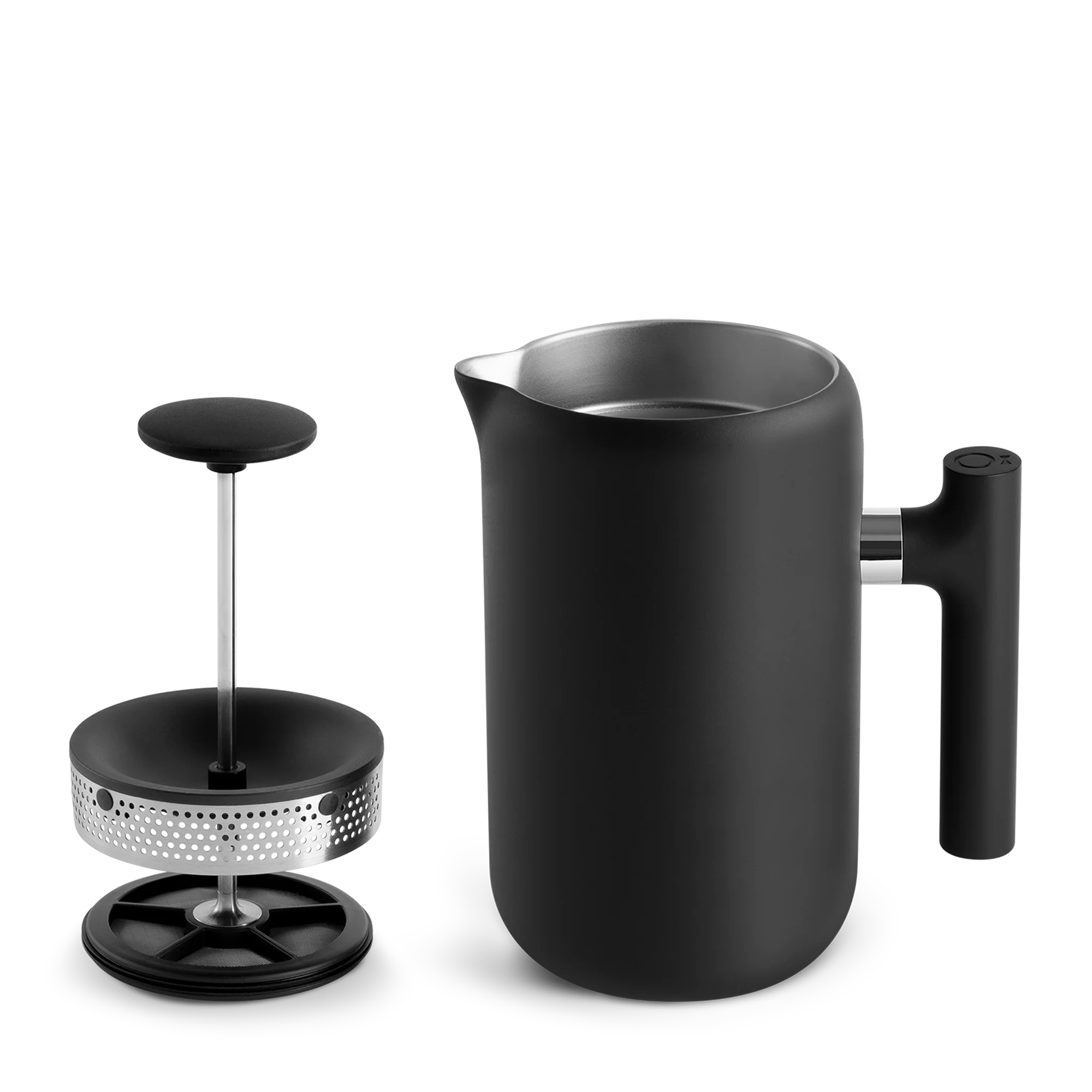 Fellow Clara French Press i mat sort vises med sit slanke moderne design. Den har et cylindrisk håndtag, aftageligt stempel, metallisk base, vakuumisolerede vægge for fremragende varmetilbageholdelse og en tud på hoveddelen.