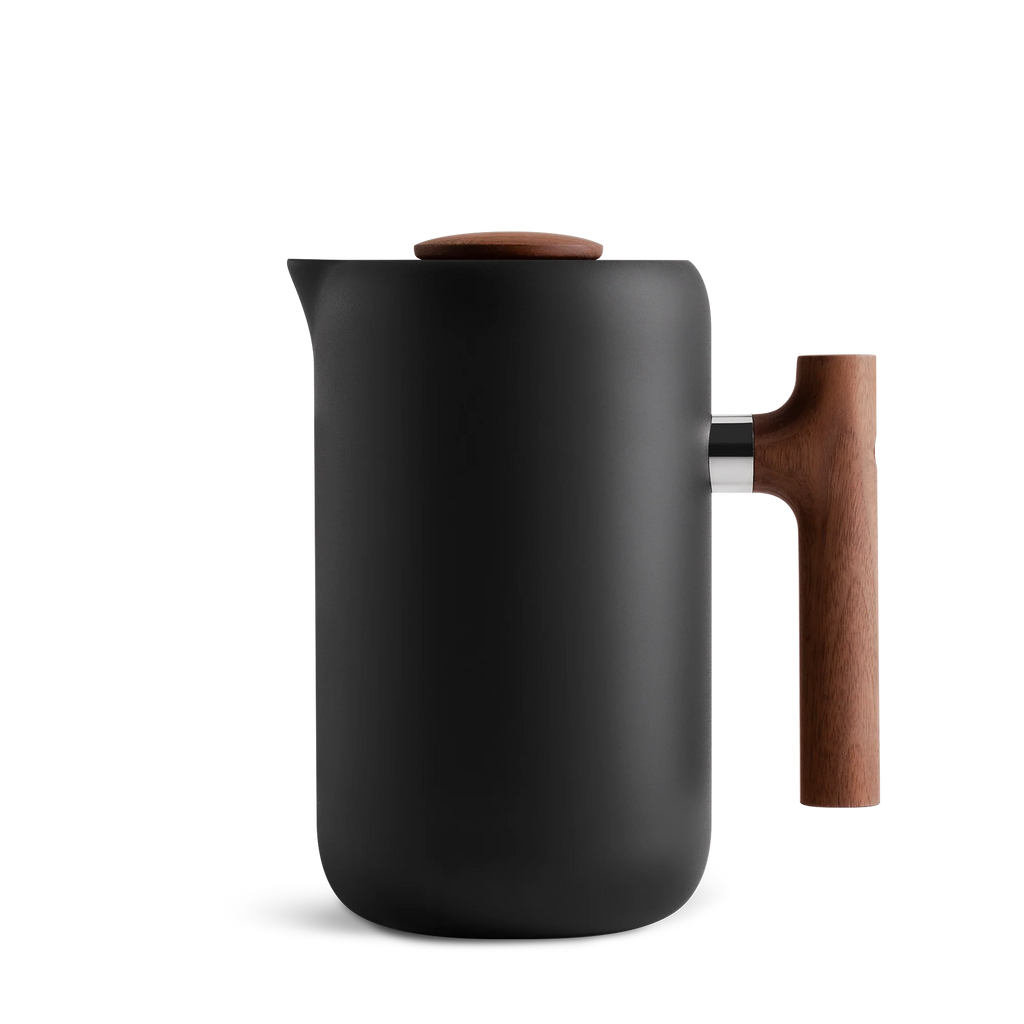 Fellow Clara French Press, Valnød er udstillet mod en sort baggrund, med et slankt og minimalistisk design med glatte kurver, en ren mat finish og vakuumisolerede vægge for at holde din kaffe perfekt varm.