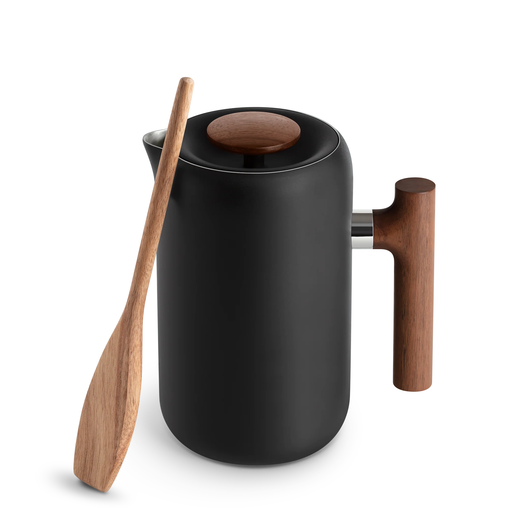 Den slanke sorte Fellow Clara French Press, Valnød har vakuumisolerede vægge for optimal varmetilbageholdelse. Dets moderne design er fremhævet af et træhåndtag og låg, med en træspatel lænet mod det på en almindelig baggrund.