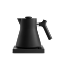 Fellow Corvo EKG Tea Elkedel er en elegant, matsort elkedel med præcis temperaturstyring, en stilfuld tud og et buet håndtag på en firkantet base. Den kombinerer funktionalitet med moderne design på en almindelig baggrund.
