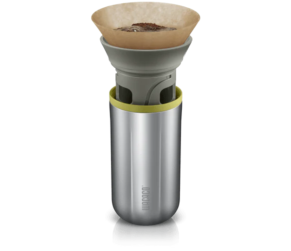 Wacaco Cuppamoka fra Wacaco har en krop i rustfrit stål og et integreret pour-over-kaffefilter, så du kan brygge frisk kaffe med grums og et papirfilter, uanset hvor du er.