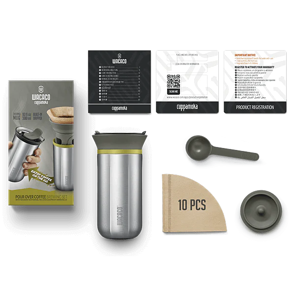 Wacaco Cuppamoka pour-over kaffebrygger sæt med sølv rejsekrus, filtre, måleske, låg og vejledning fra Wacaco, flot arrangeret på hvid baggrund.