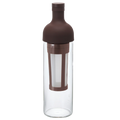 Hario Cold Brew Coffee Filter-in Bottle fra Hario har et klart glasdesign, et brunt låg og et integreret kaffefilter. Dens slanke cylindriske form er perfekt til at brygge kolde drikke uden besvær.