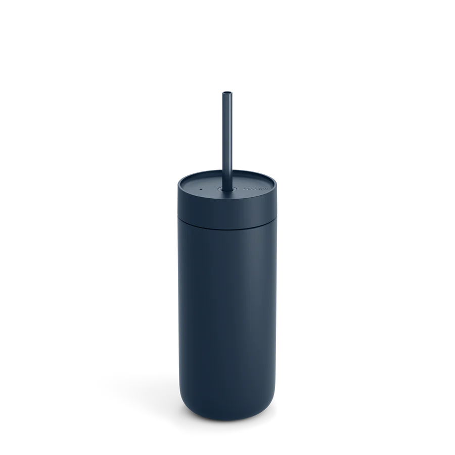 Den minimalistiske Fellow Carter Cold Tumbler, et ICE-kaffe-rejsekrus fra Fellow, kan prale af et elegant mørkeblåt cylindrisk design med matchende sugerør og låg. Dens True Taste keramisk belægning sikrer optimal smag, hvilket gør den ideel til at forbedre pour-over drippere oplevelser.