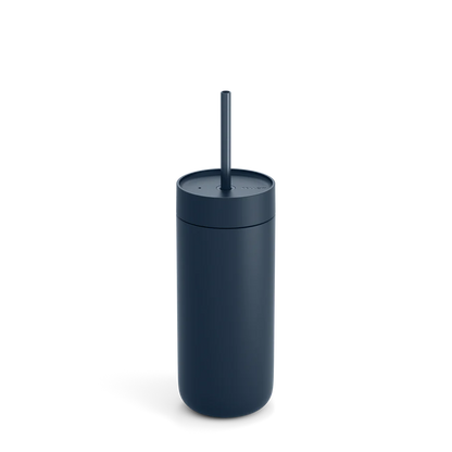 Den minimalistiske Fellow Carter Cold Tumbler, et ICE-kaffe-rejsekrus fra Fellow, kan prale af et elegant mørkeblåt cylindrisk design med matchende sugerør og låg. Dens True Taste keramisk belægning sikrer optimal smag, hvilket gør den ideel til at forbedre pour-over drippere oplevelser.