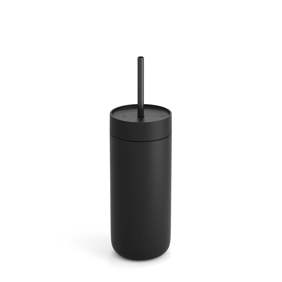 Fellow Carter Cold Tumbler, en matsort ICE-kaffe rejsekop, kan prale af en True Taste keramisk belægning. Den har et minimalistisk cylindrisk design med en glat overflade, let afrundet top og centralt strækkende halm fra låget.