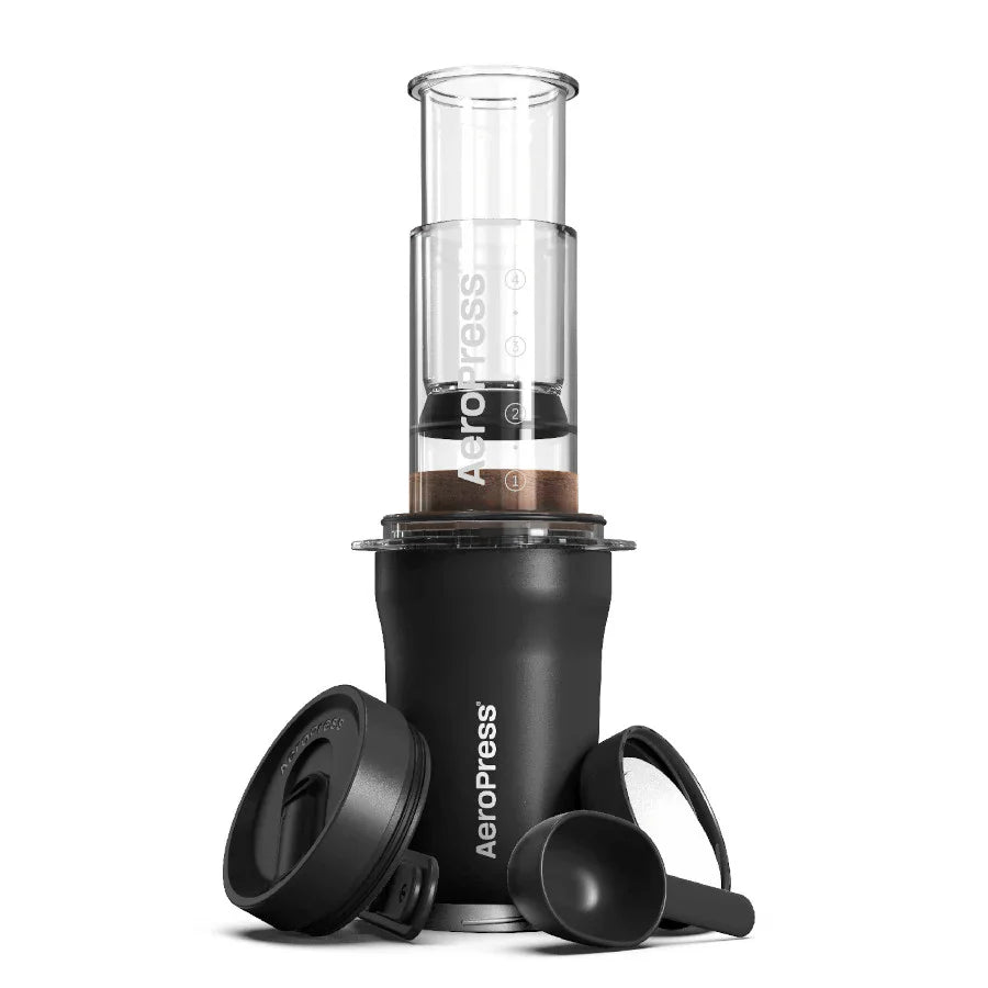 Aeropress Go Plus fra Aeropress inkluderer et sort cylindrisk kammer, stempel, øse og tragt. Med innovativ bryggeteknologi og et kompakt design med en rejsetermokop er den ideel til brygning på farten.