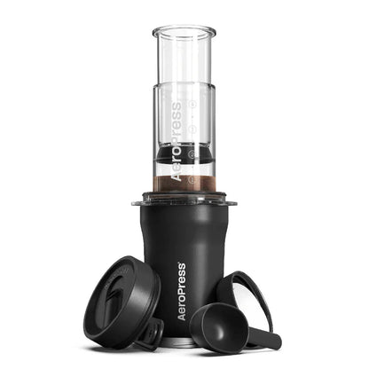 Aeropress Go Plus fra Aeropress inkluderer et sort cylindrisk kammer, stempel, øse og tragt. Med innovativ bryggeteknologi og et kompakt design med en rejsetermokop er den ideel til brygning på farten.