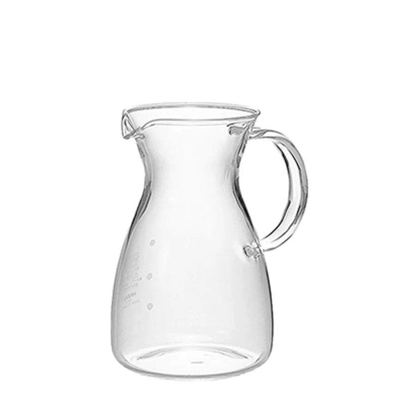 Hario Kaffe Decanter (400 ml) fra Hario er en klar, varmebestandig kande med en afrundet krop, bred bund, lille tud og robust håndtag - ideel til V60-kaffe. Tåler opvaskemaskine for nem rengøring; vist på en almindelig hvid baggrund.