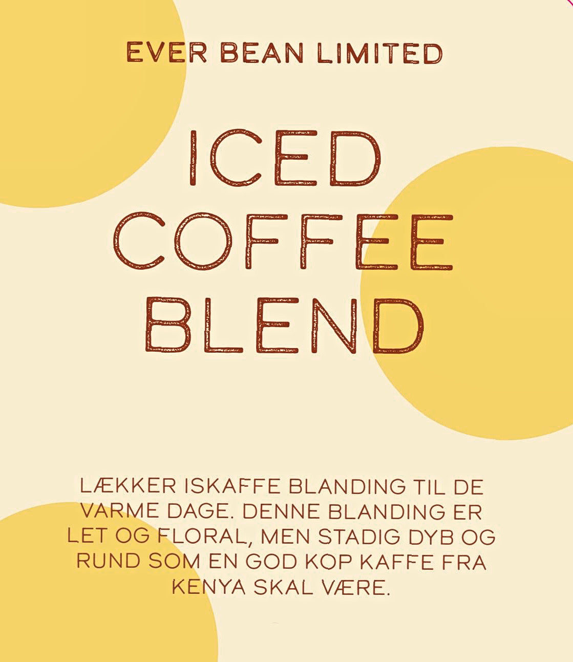 Tekst på beige baggrund med gule cirkler. Læser: "EverBean ICED Coffee Blend. Lækker iskaffe blanding til de varme dage. Denne cold brew er let og floral, men stadig dyb og rund som en god kop kaffe fra Arabica-bønner skal være.