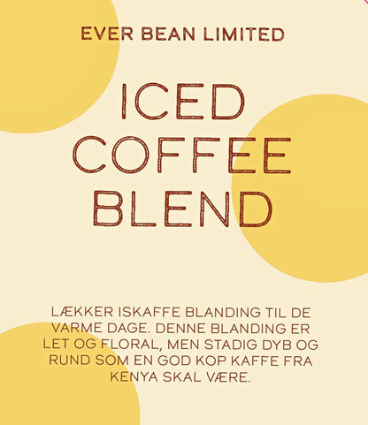 Tekst på gul og cremefarvet baggrund: "EverBean" og "ICED Coffee Blend (b)" i stor tekst. Den danske beskrivelse fremhæver denne Arabica bønner-blanding fra Kenya som let, blomstret, men dyb, perfekt til kold brygning på varme dage.
