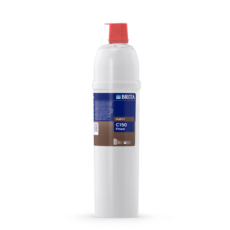 En hvid cylindrisk BRITA Purity C150 Finest vandfilterpatron med blå og brun etiket og rød hætte står oprejst på en ensfarvet baggrund - perfekt som kaffefilter til espresso. Mærke: BRITA.