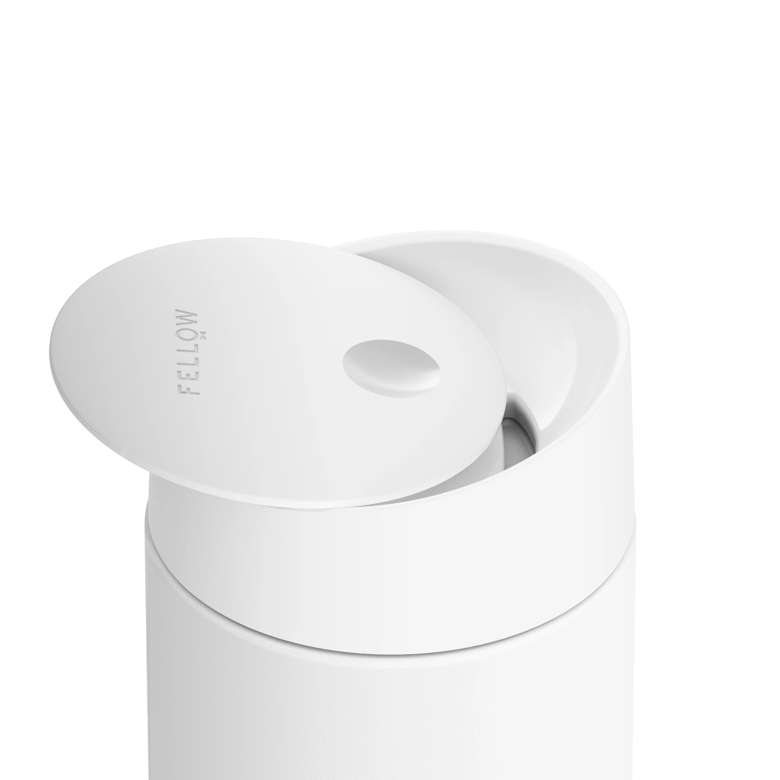 Fellow Carter Slide Mug Termo Krus har et slankt hvidt design med et delvist åbent låg. Slide Låg har en lille cirkulær fane og FELLOW branding, der tilbyder en moderne, minimalistisk æstetik og Heat-Lock dobbeltvægget vakuum for funktionalitet.